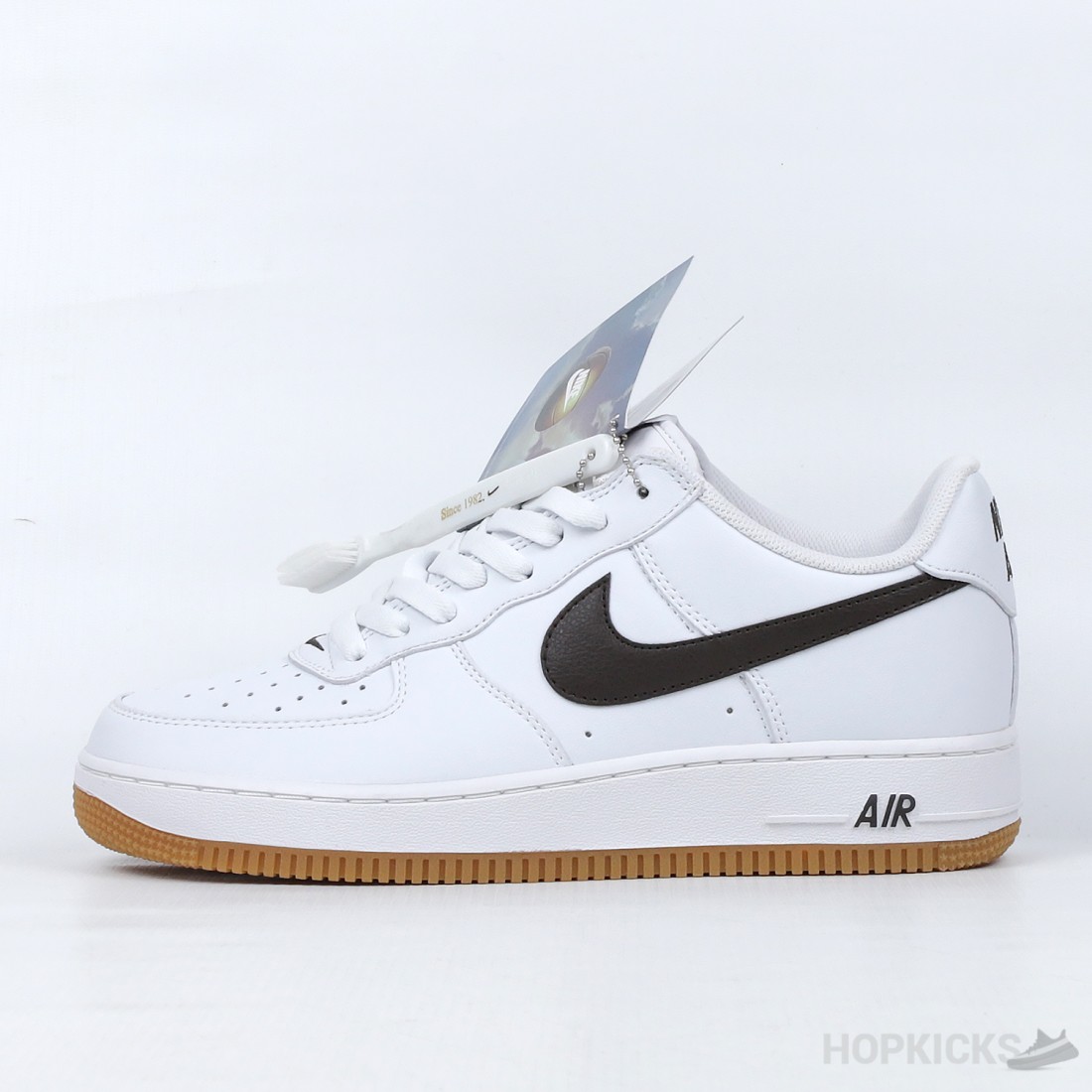 Nike air force 1 sneakers with navy swoosh and gum sole on sale